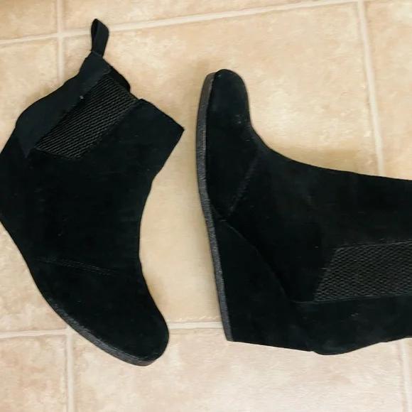 TOMS Chic Black Suede Wedge Booties - Picture 8 of 8